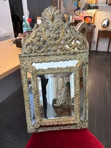 Petit miroir en bronze repouss�